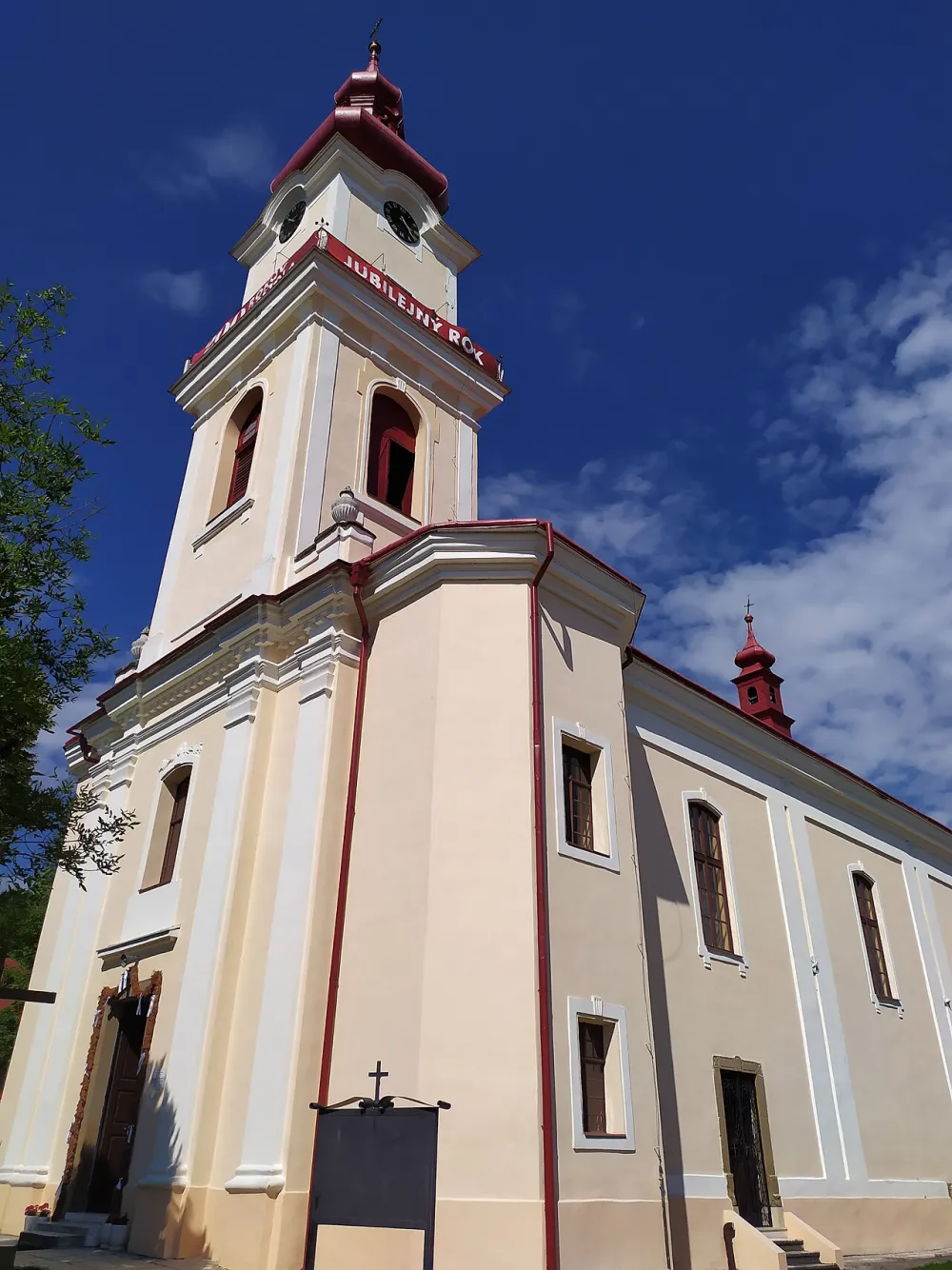 Farský kostol sv. Bartolomeja, Hniezdne — exterior