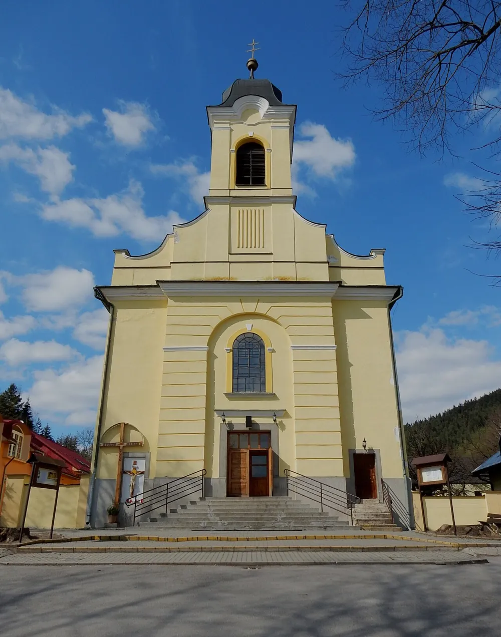 Farský kostol povýšenia Svätého kríža, Lúčky, okres Ružomberok — exterior