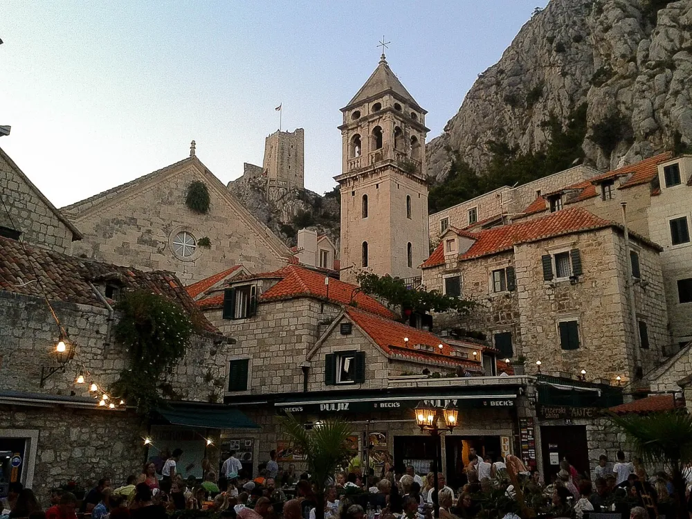 Sv. Mihovila Arkanđela, Omiš — exterior