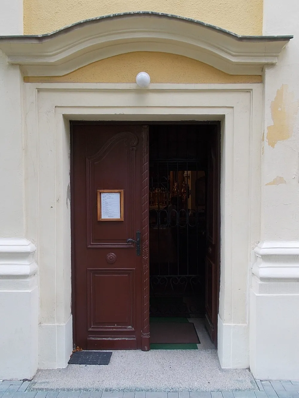 Révfalui templom, Győr — exterior