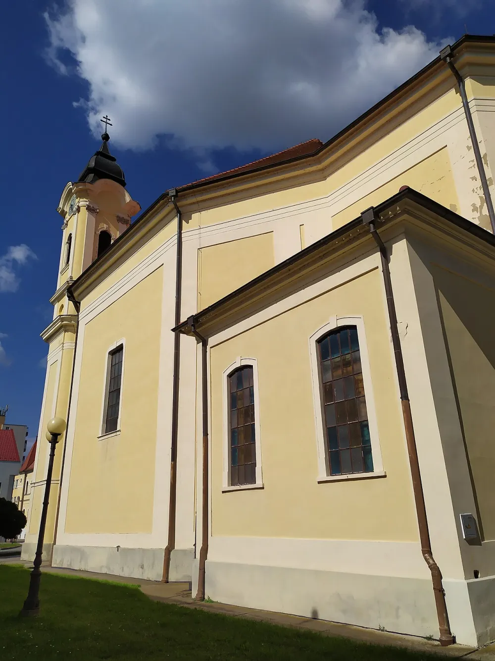 Farský kostol sv. Štefana Uhorského, Galanta — exterior