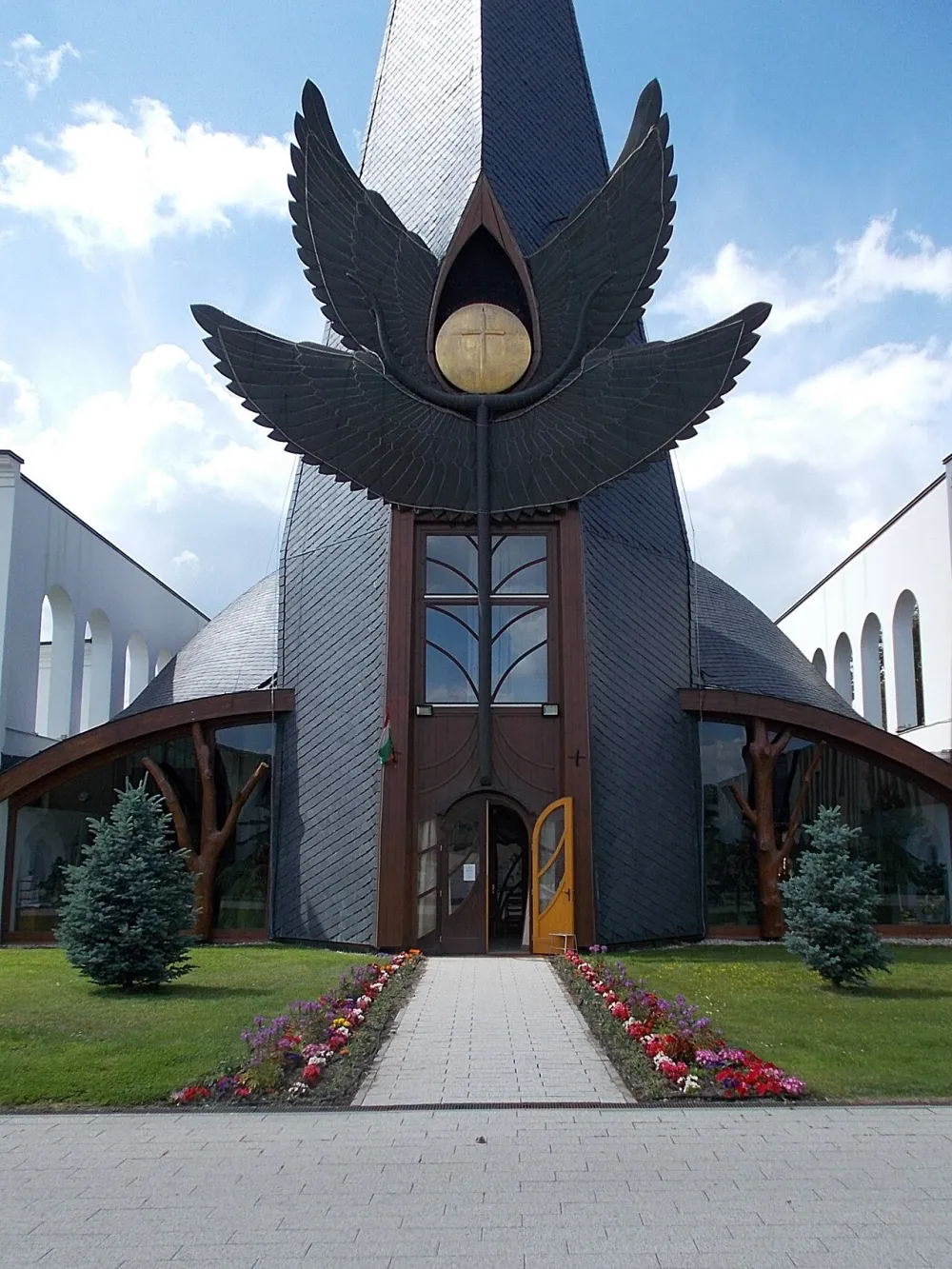 Makovecz-templom, Százhalombatta — exterior