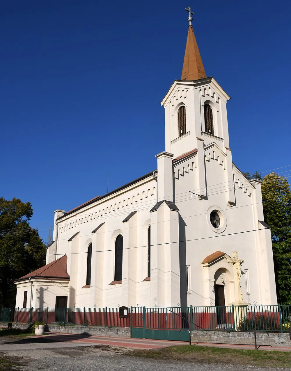 Uszódi katolikus templom, Uszód — exterior