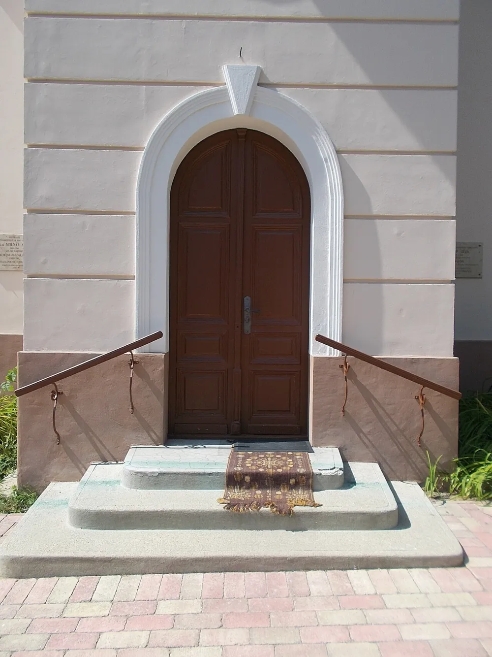 Szentháromság templom, Hajdúnánás — exterior
