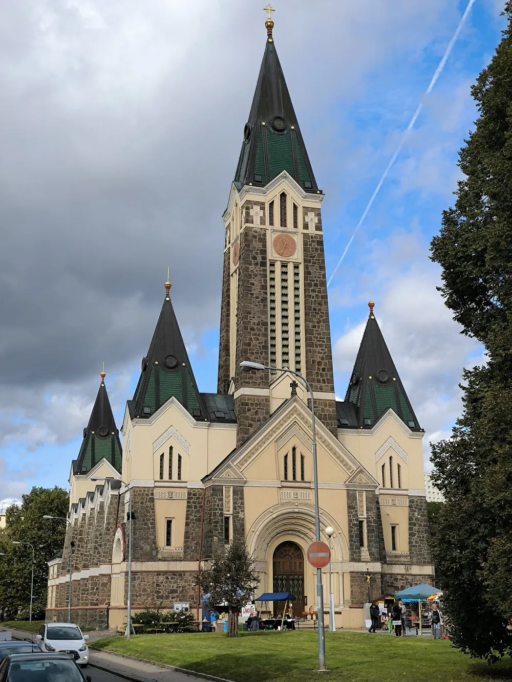 Kostel Nejsvetejšího Srdce Páne, Brno-Husovice — exterior