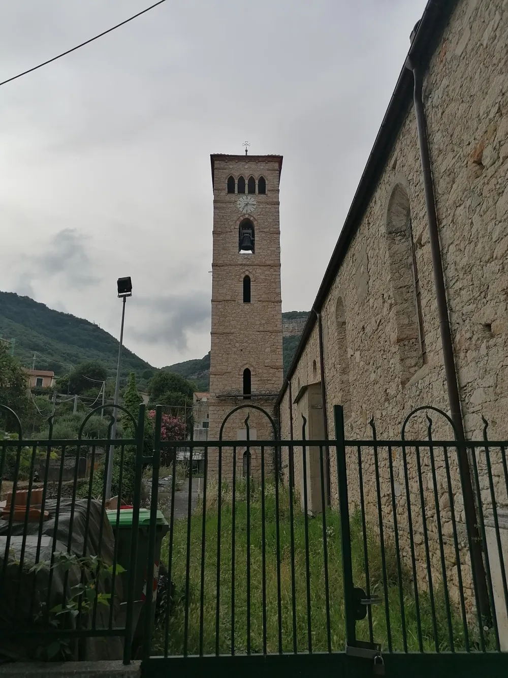 Chiesa parrocchiale dei Santi Cipriano e Gennaro (Finale Ligure, Calvisio), Finale Ligure — exterior