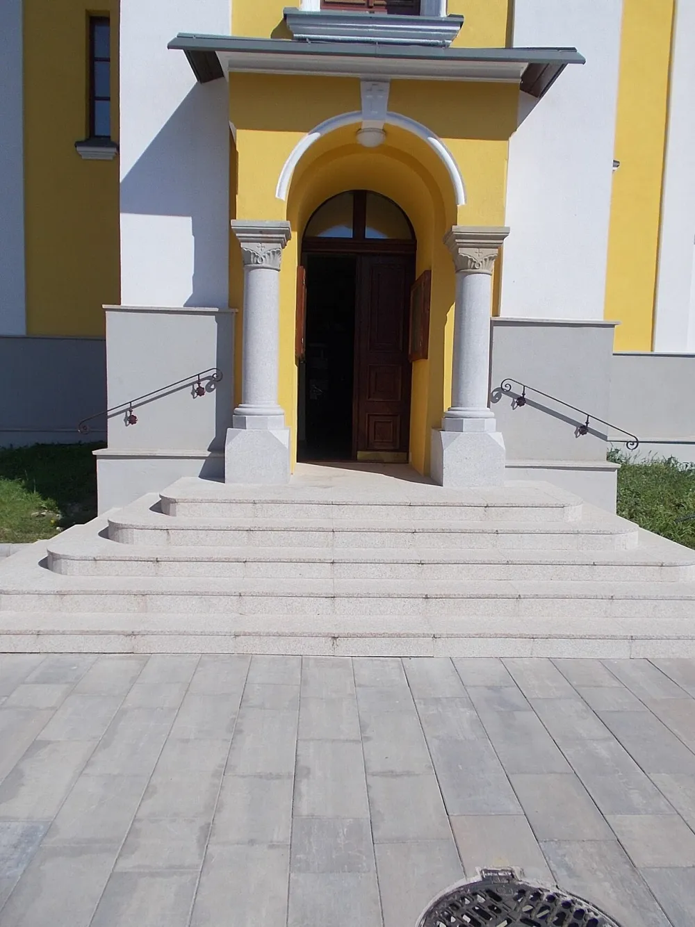 Főplébánia-templom, Salgótarján — exterior
