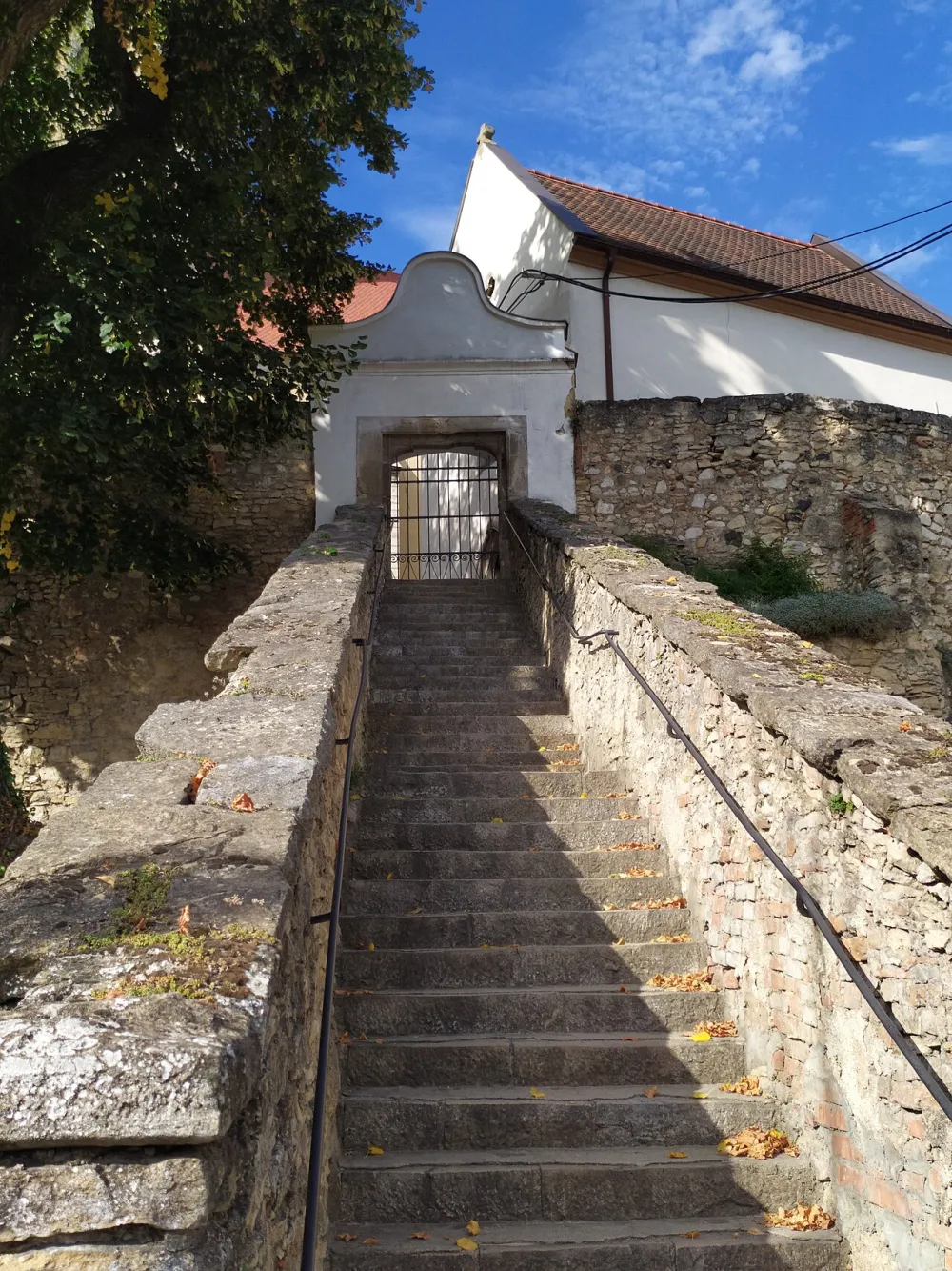 Farský kostol sv. Ladislava, Čachtice — exterior