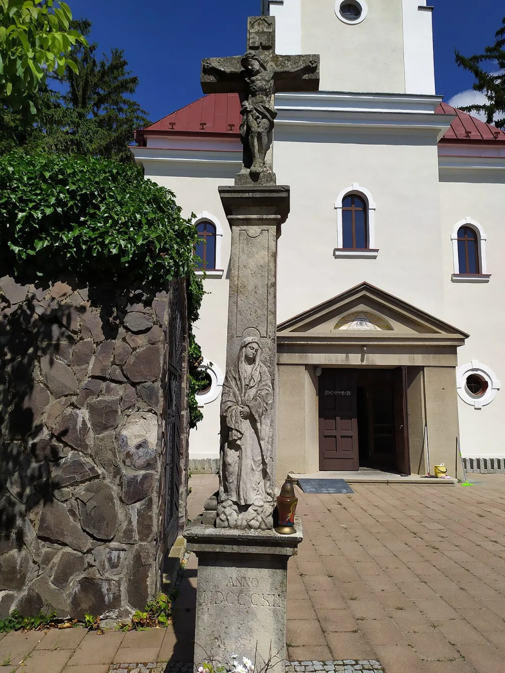 Farský kostol navštívenia Panny Márie, Branč — exterior