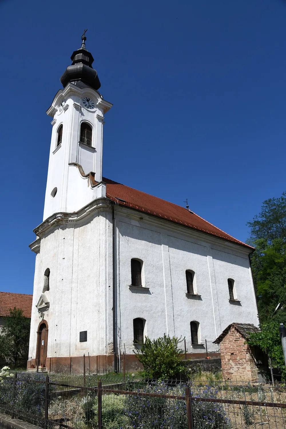 Béke Királynője-templom, Kismányok — exterior