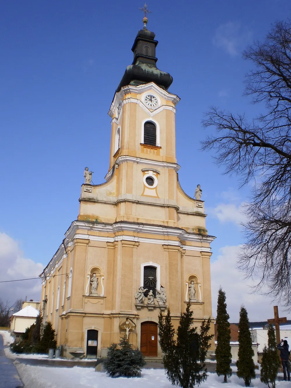 Farský kostol Najsvätejšej Trojice, Chtelnica — exterior