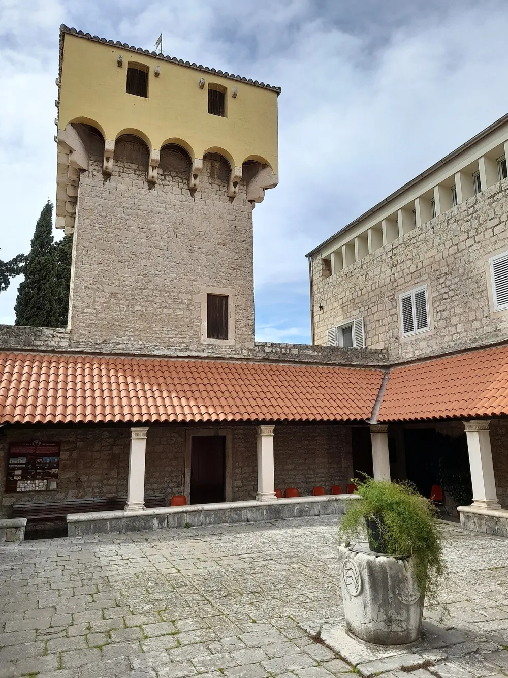 Samostan Sv. Ante, Split — exterior
