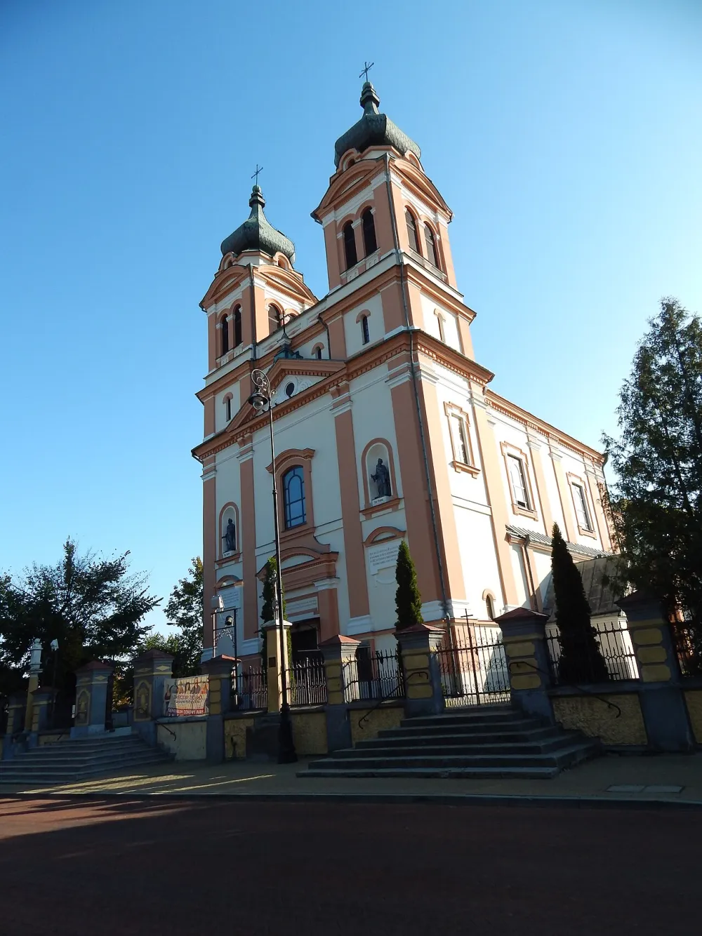 Trójcy Świętej i Wniebowzięcia Najświętszej Maryi Panny, Biłgoraj, Biłgoraj — exterior
