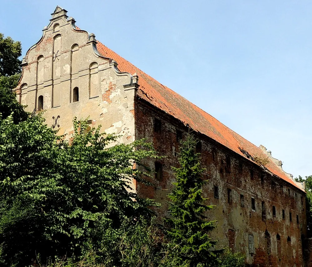 Św. Apostołów Piotra i Pawła, Pieniężno, Pieniężno — exterior