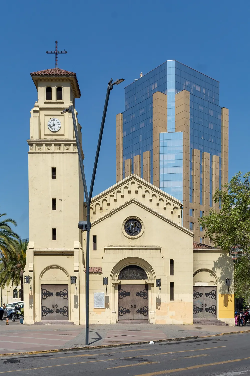 Catedral Castrense de Nuestra Señora del Carmen, Providencia — exterior