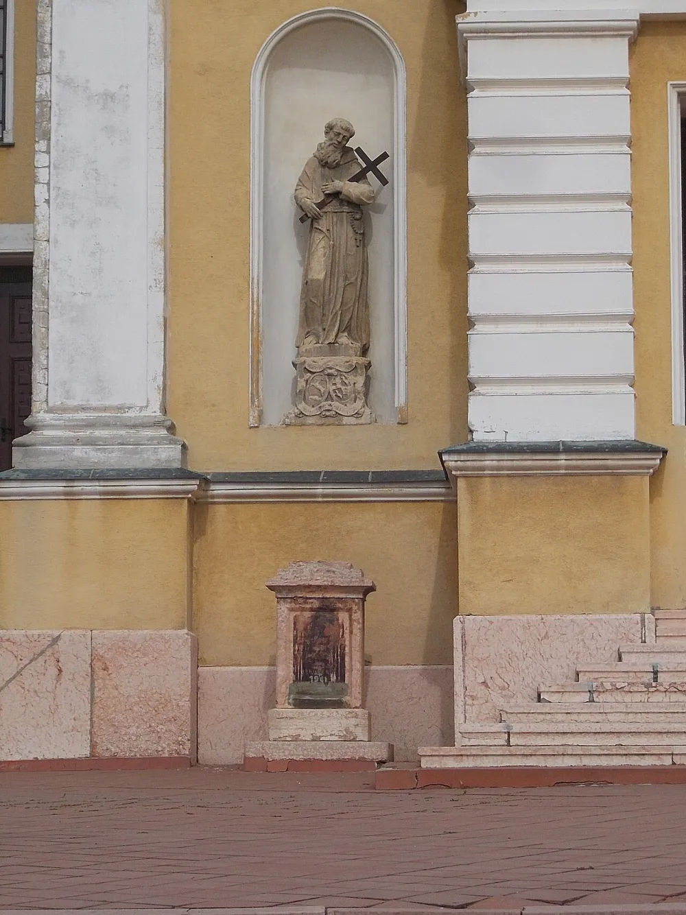 Kapucinus templom, Zárdatemplom, Mór — exterior