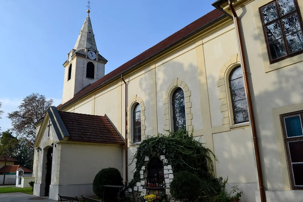 Farský kostol Sedembolestnej Panny Márie (Vajnory), Bratislava — exterior