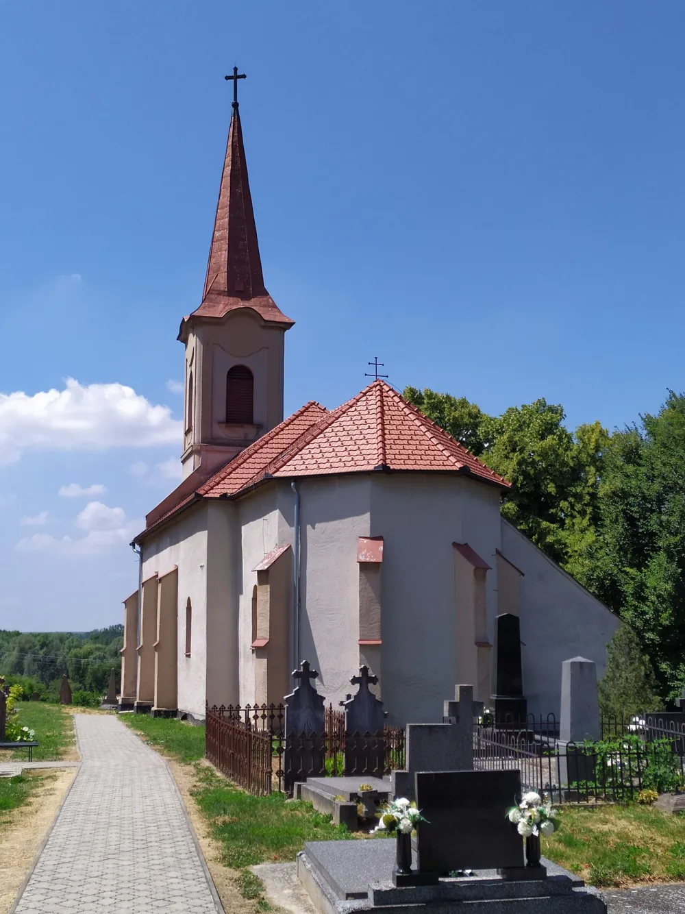Farský kostol sv. Alžbety, Dubník — exterior