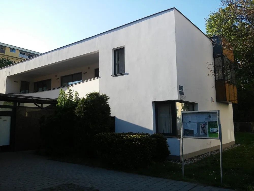 Farský kostol Kráľovnej rodiny (Teplická), Bratislava — exterior