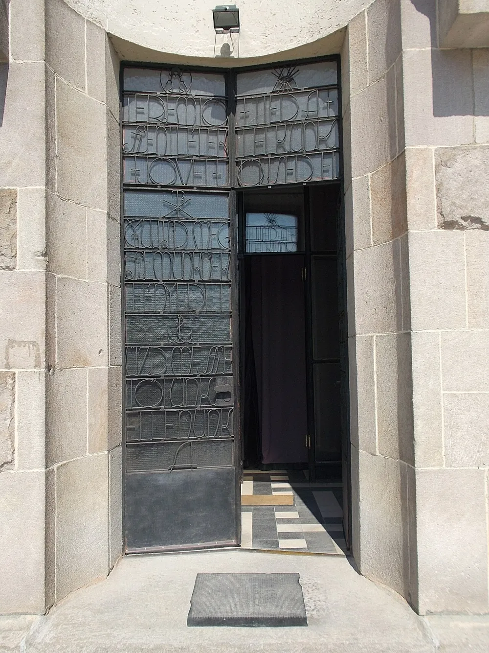 Remetekertvárosi Szentlélek templom, Budapest — exterior