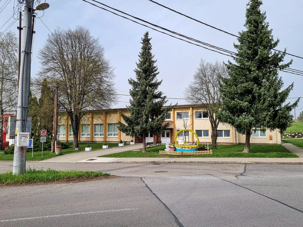 Kostol nanebovzatia Panny Márie (Malý Kolačín), Nová Dubnica — exterior