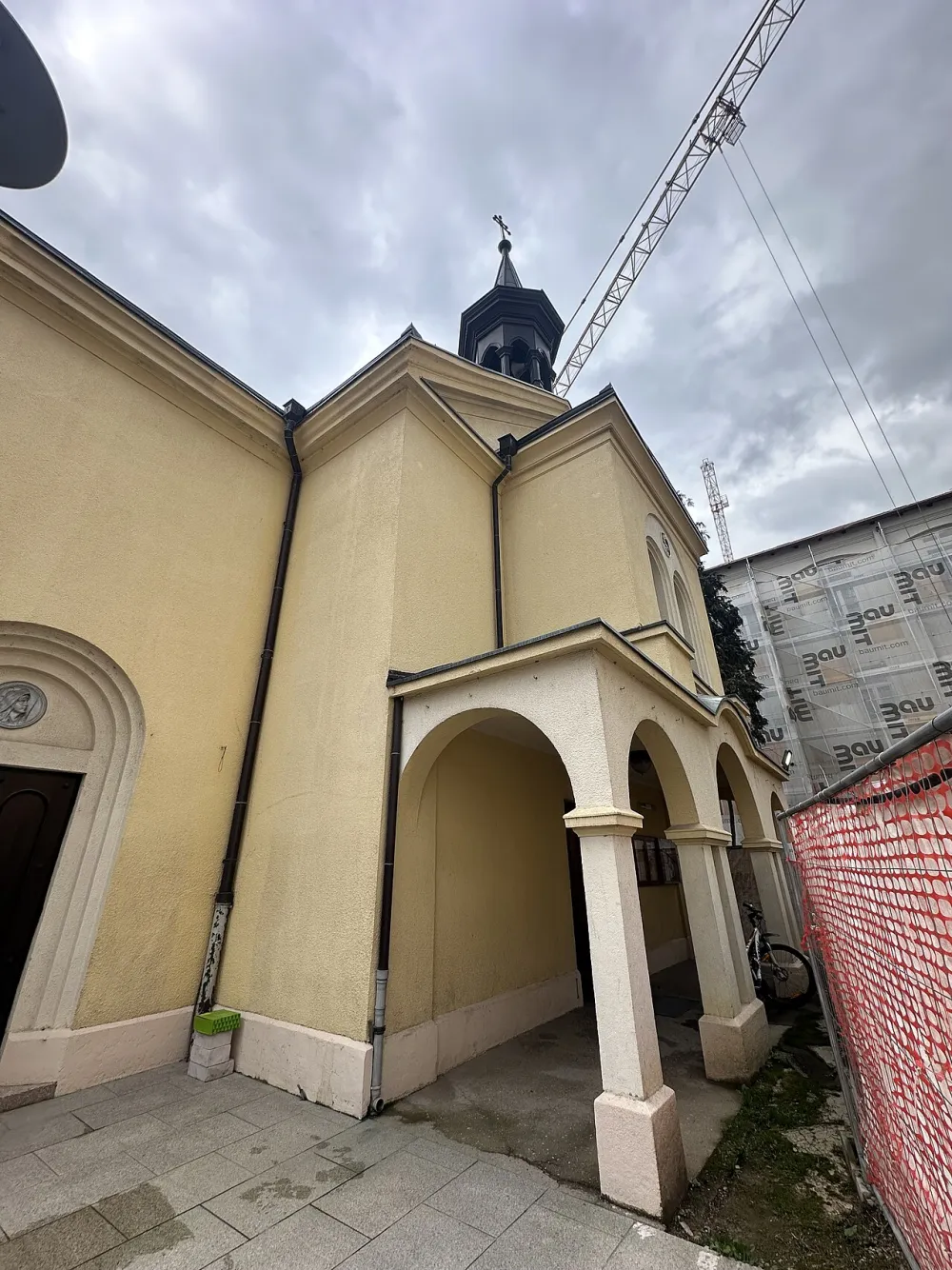 Presvetog Srca Isusova, Zagreb — exterior
