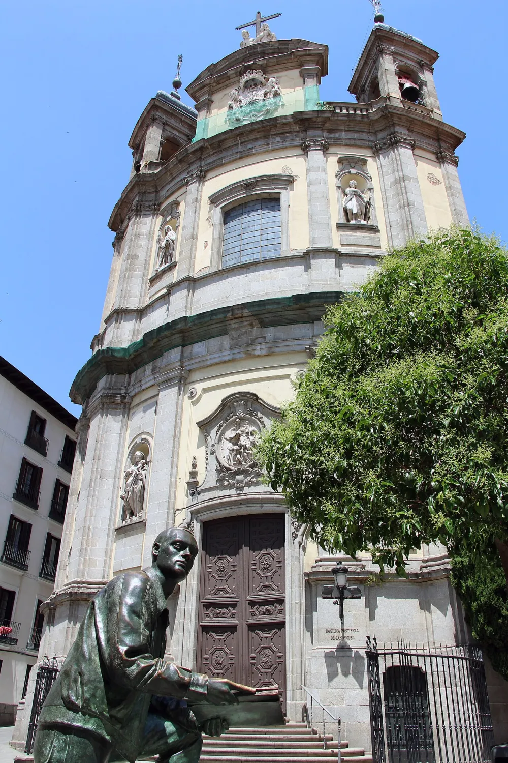 Basílica Pontificia de San Miguel, Madrid — exterior