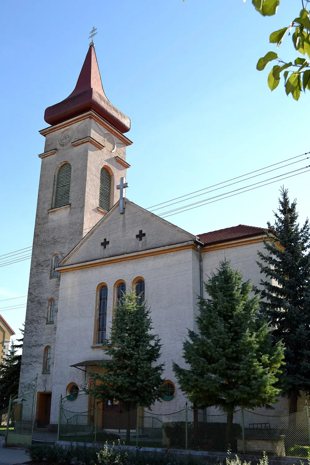 Farský kostol povýšenia Svätého kríža, Križovany nad Dudváhom — exterior