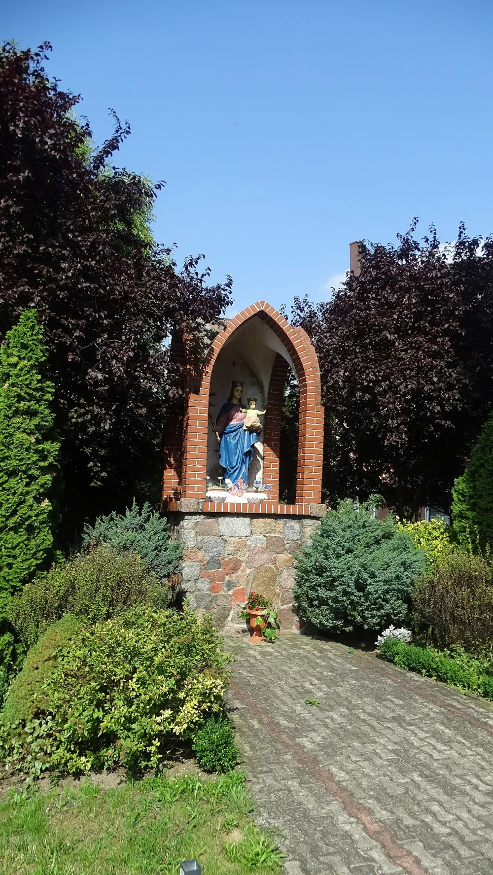 Matki Boskiej Wspomożenia Wiernych, Banie, Banie — exterior