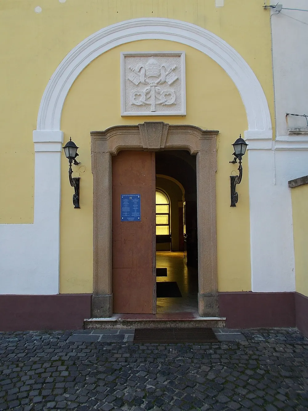 Máriabesnyő kegytemplom, Gödöllő — exterior