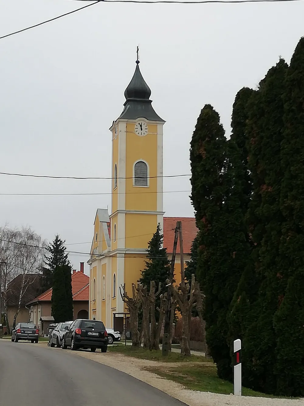 Kisboldogasszony-templom, Dör — exterior