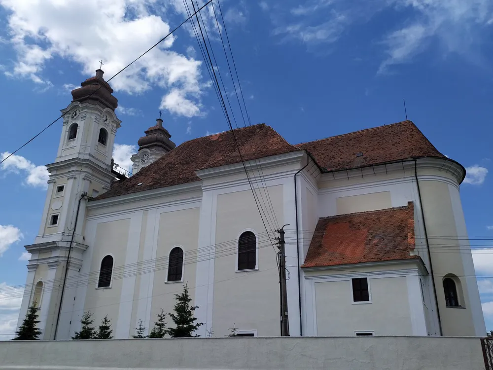 Farský kostol Mena Panny Márie, Veľké Leváre — exterior