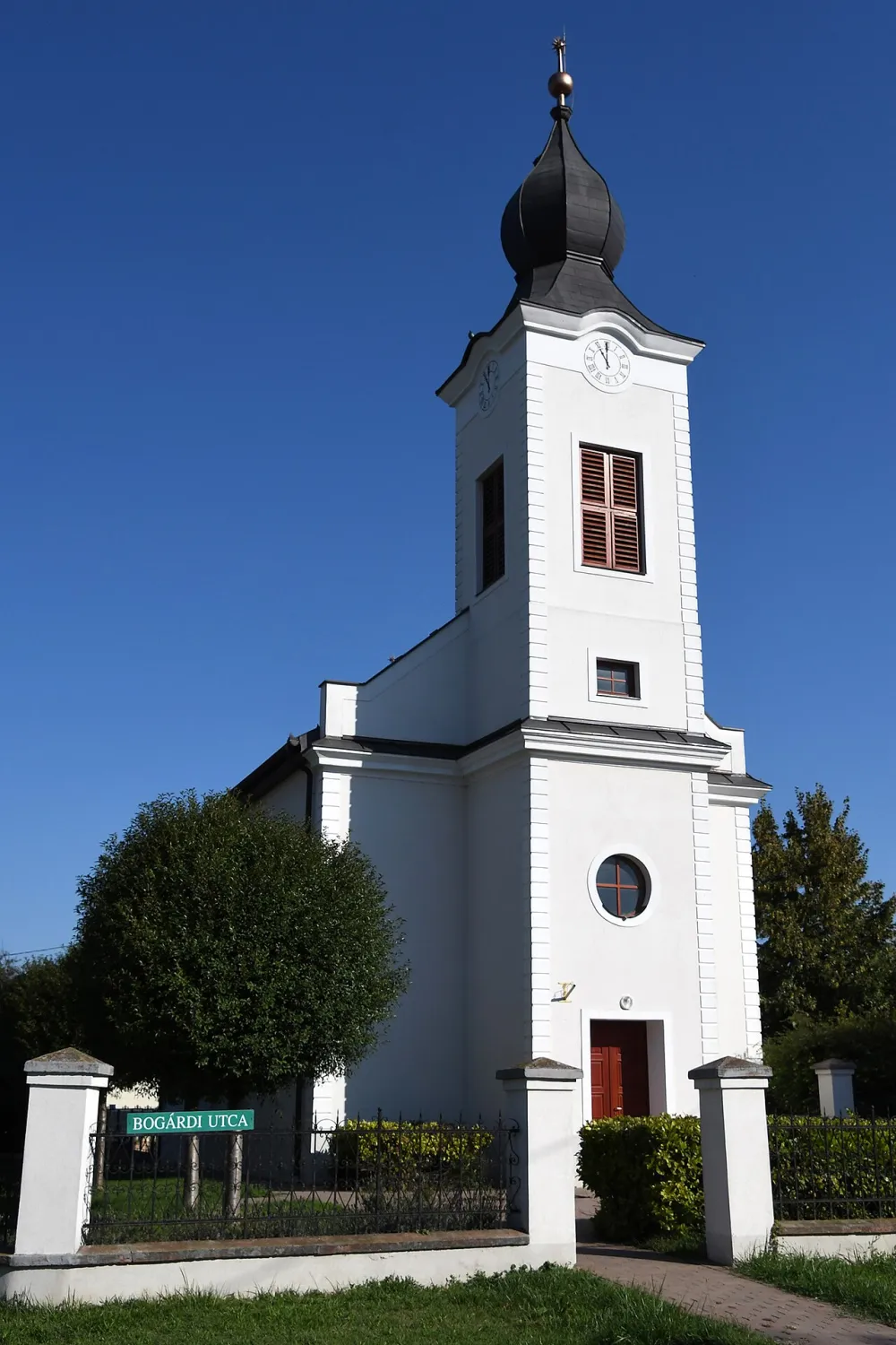 Borromei Szent Károly-templom, Lajoskomárom — exterior
