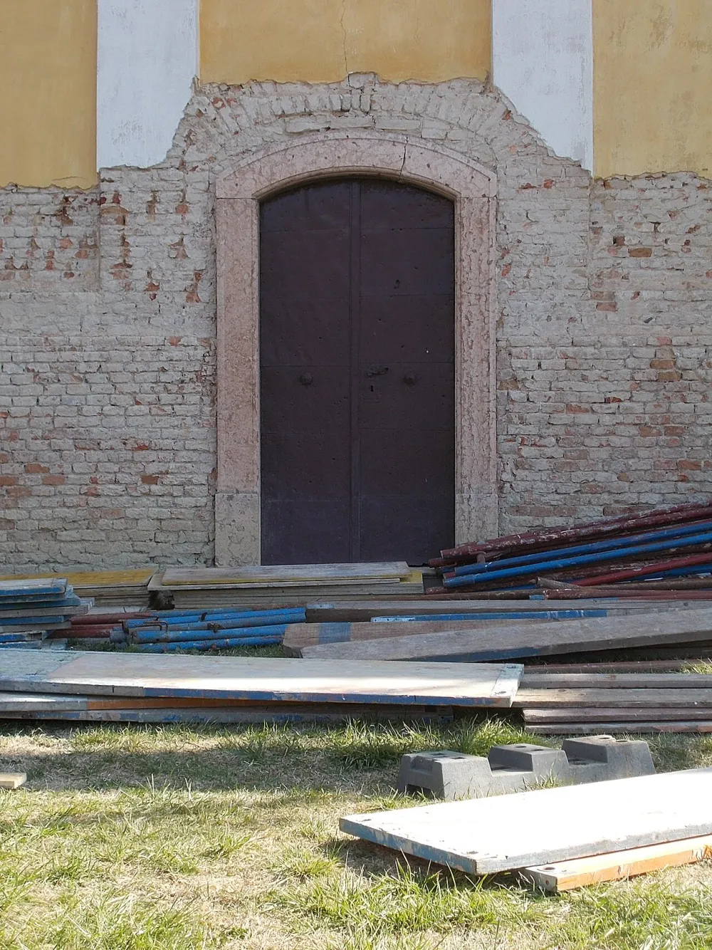 Nagyboldogasszony templom, Kisbér — exterior