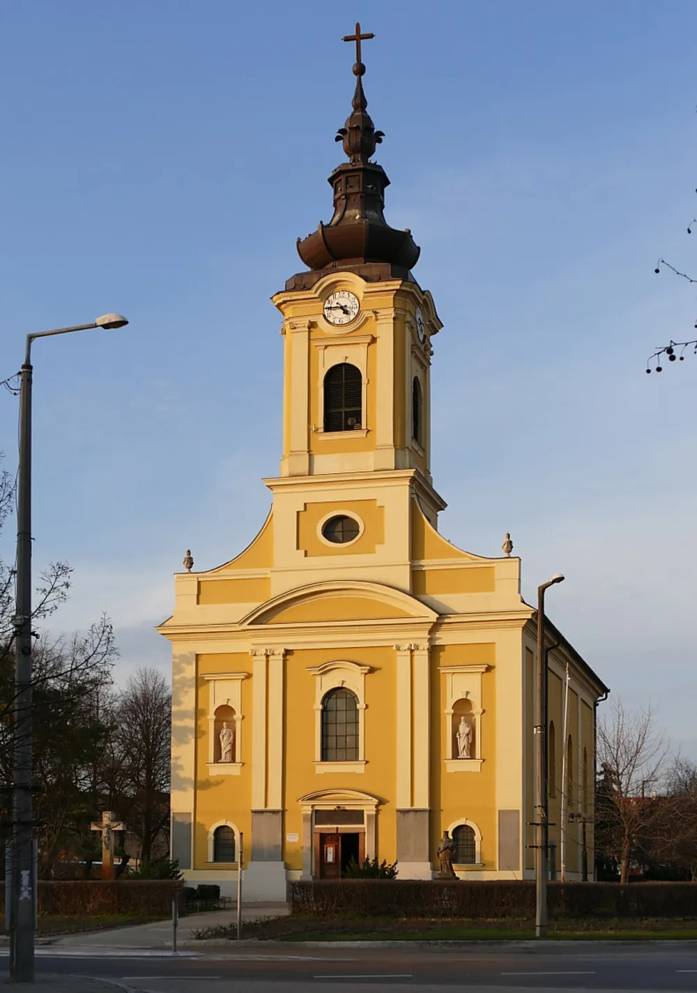 Szentháromság templom, Tiszakécske — exterior