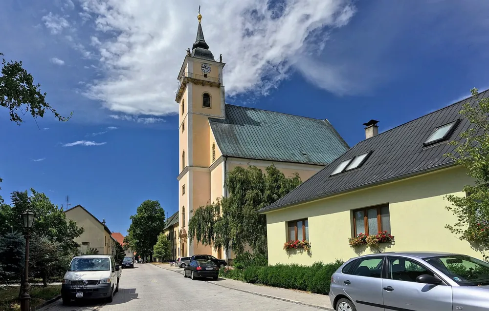 Kostol Najsvätejšej Trojice (piaristi, dolný, kláštorný), Svätý Jur — exterior