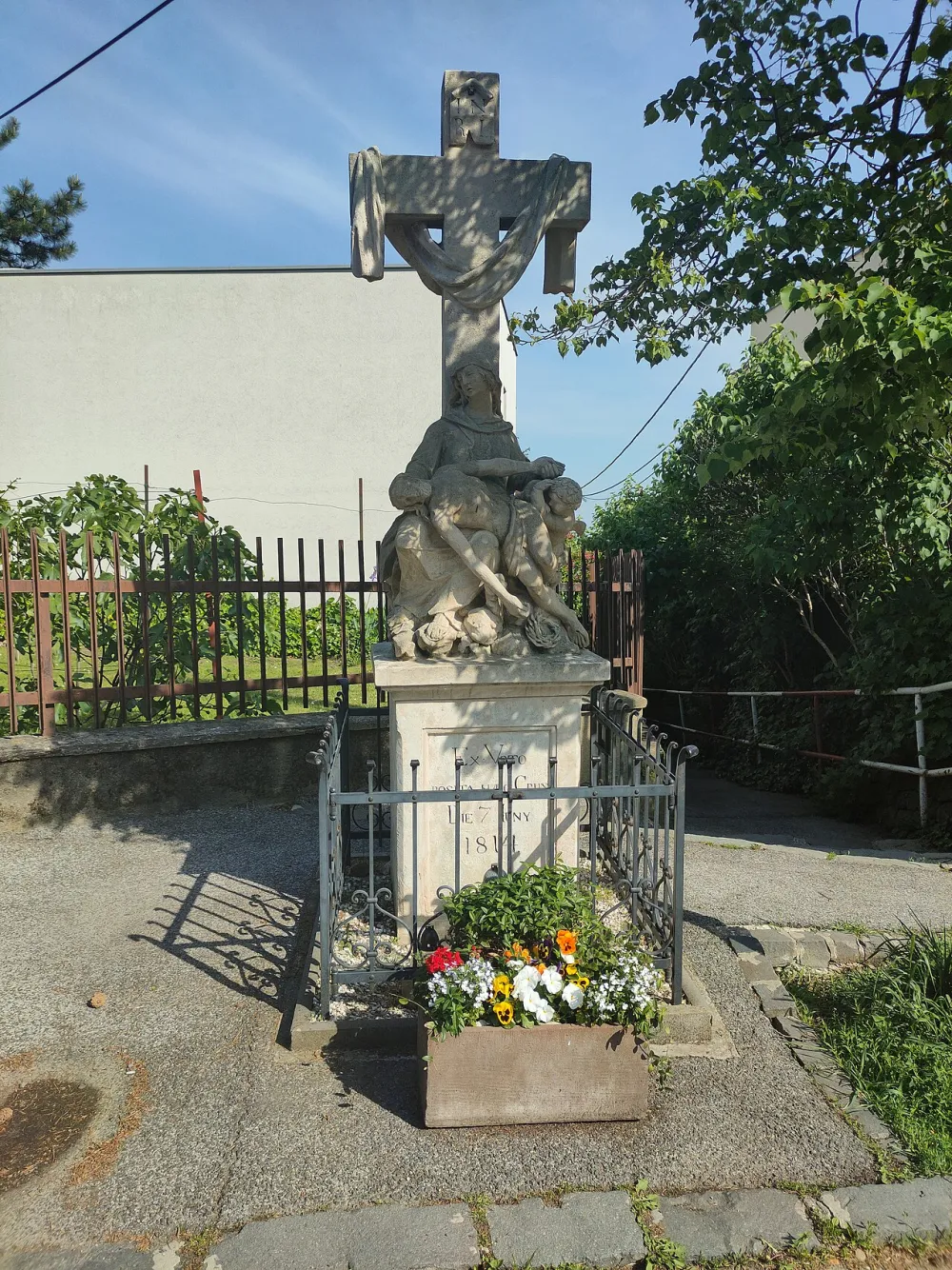 Farský kostol Panny Márie Snežnej (Kalvária, dominikáni), Bratislava — exterior