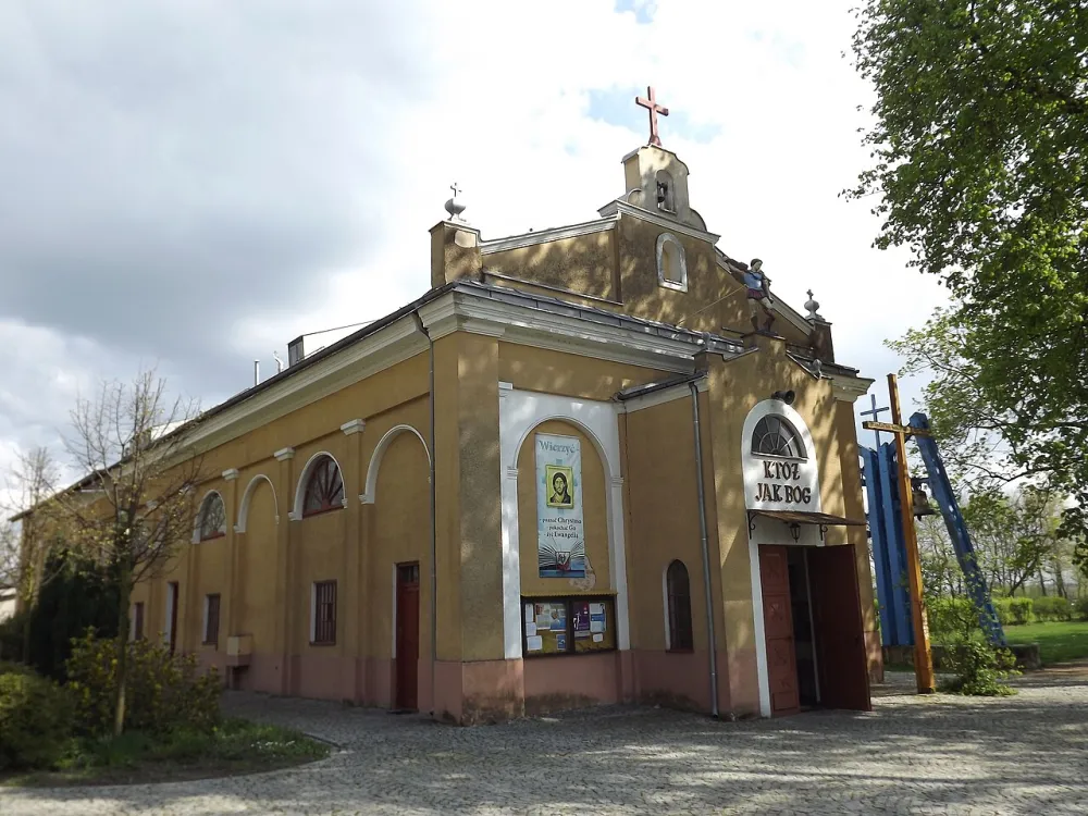Św. Michała Archanioła, Młochów, Młochów — exterior