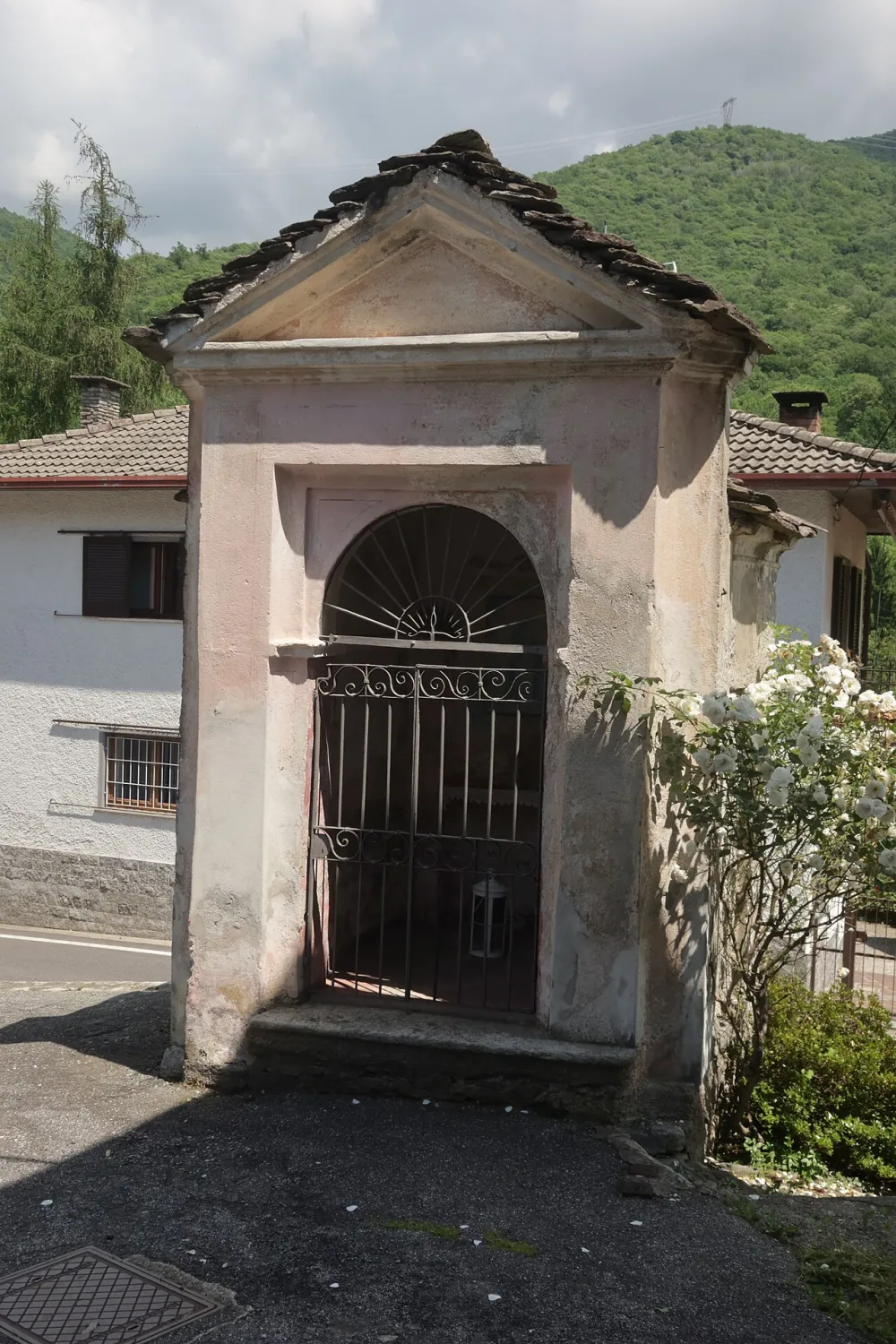 Chiesa di Sant'Elisabetta (Due Cossani, Dumenza), Dumenza — exterior