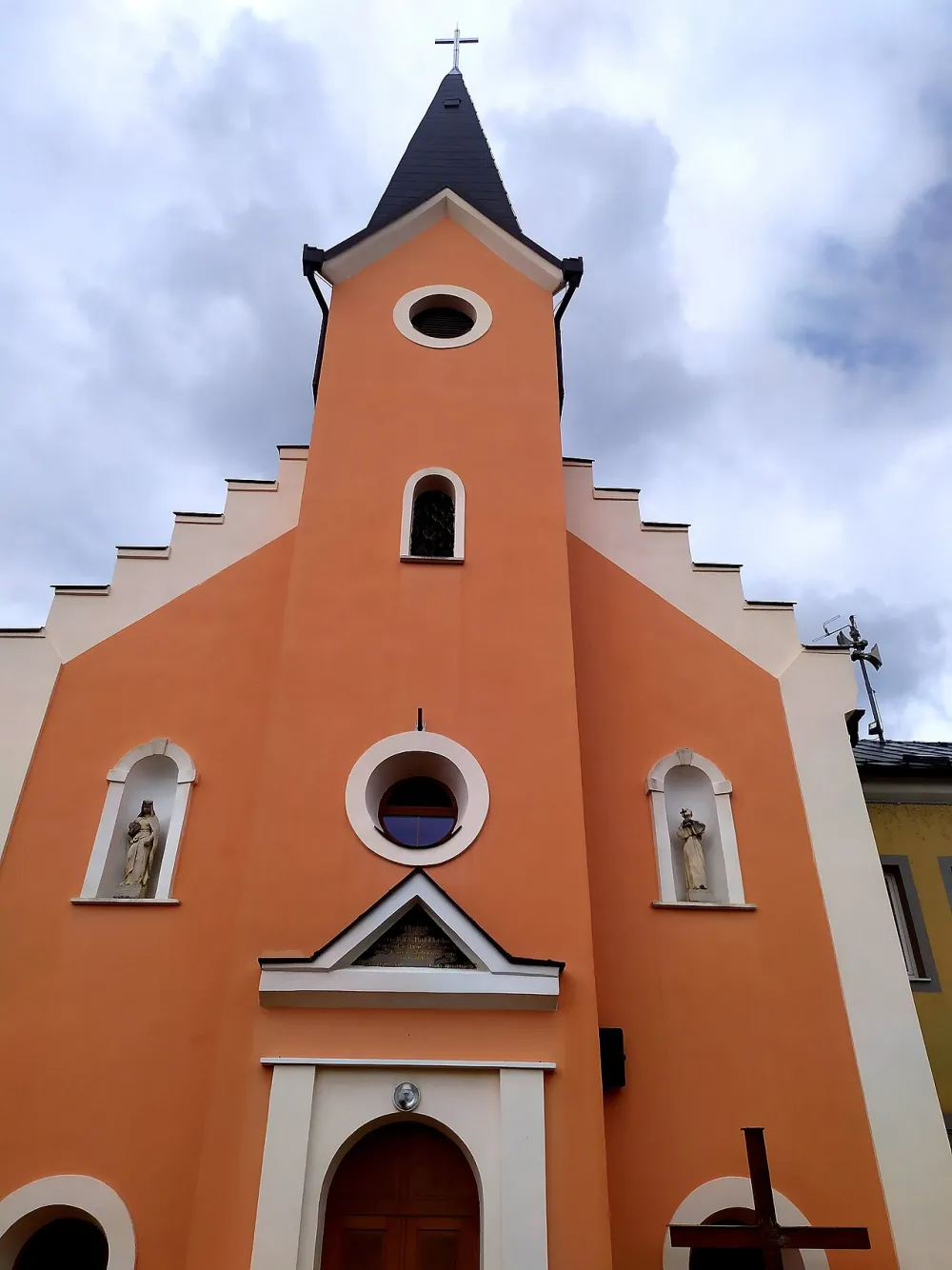 Kostol Božského Srdca Ježišovho, Pečeňady — exterior