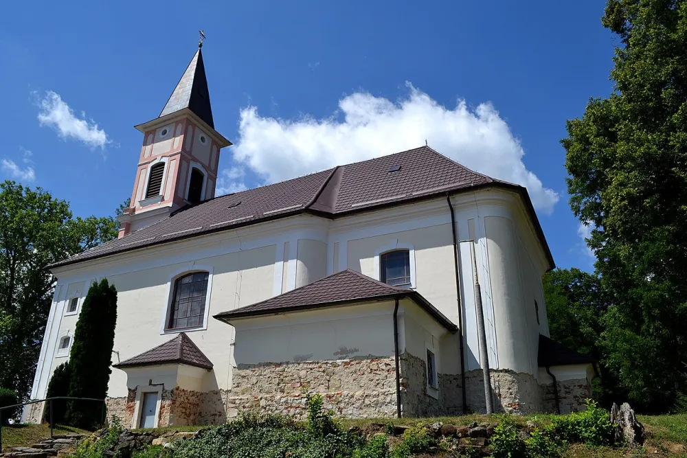 Farský kostol zoslania Ducha Svätého, Uhrovec — exterior