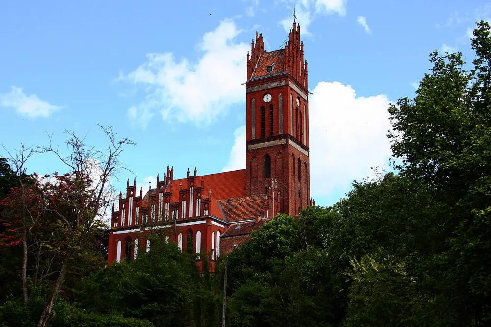 Św. Apostołów Piotra i Pawła, Pieniężno, Pieniężno — exterior
