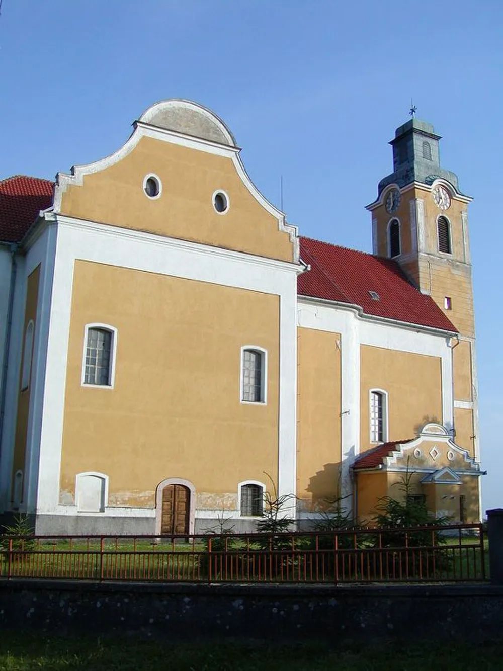 Farský kostol povýšenia Svätého kríža, Nitrianska Blatnica — exterior