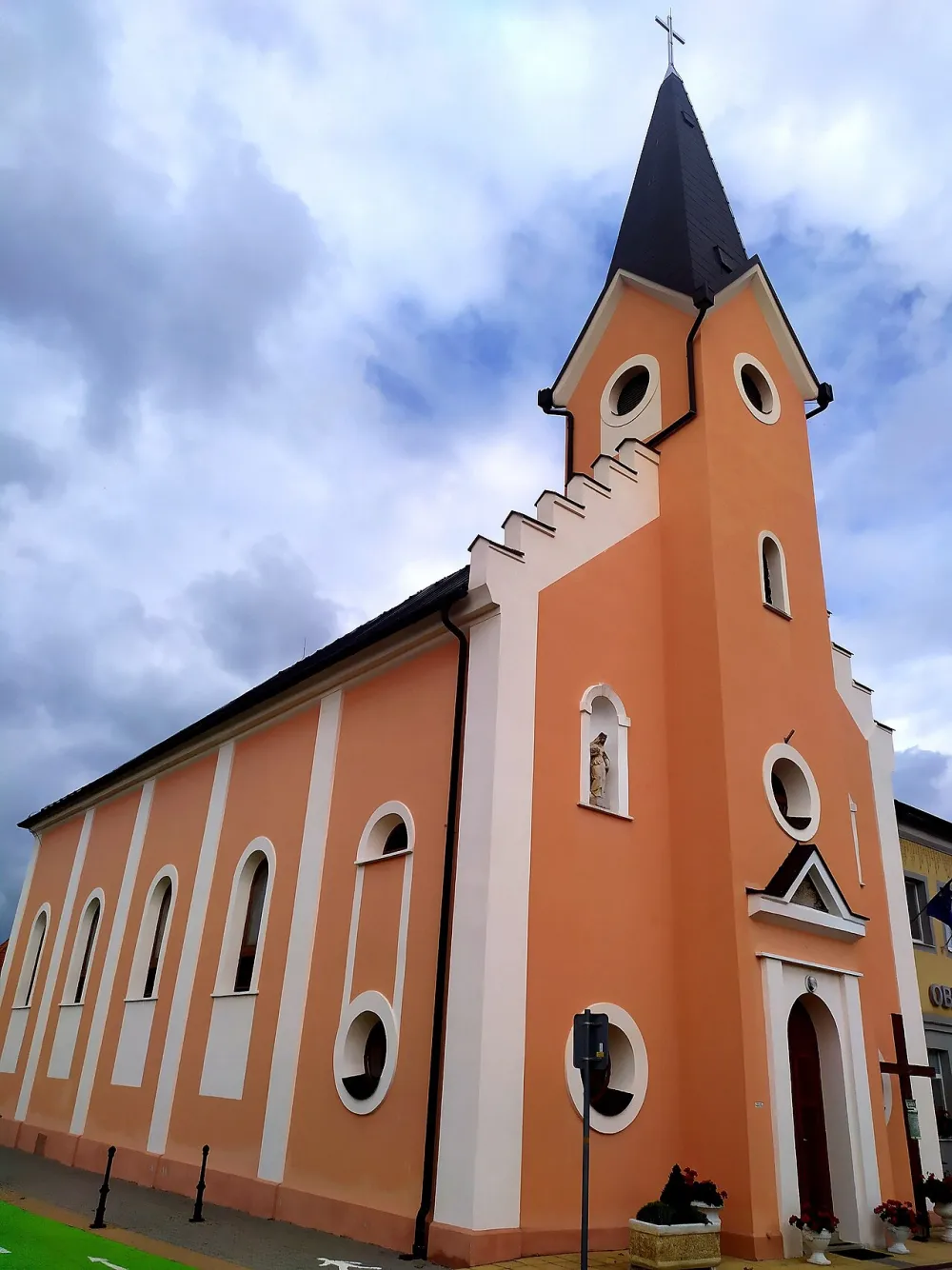 Kostol Božského Srdca Ježišovho, Pečeňady — exterior