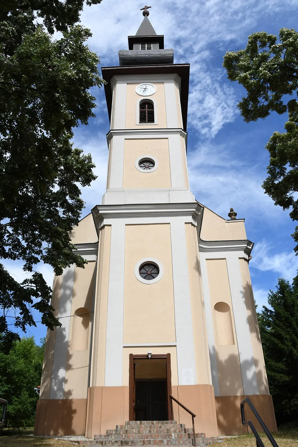 Nagyboldogasszony-templom, Gamás — exterior