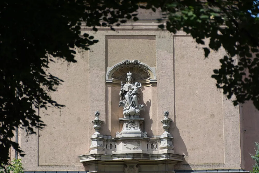 Magyarok Nagyasszonya templom, Mezőfalva — exterior