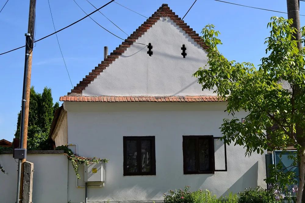 Farský kostol Sedembolestnej Panny Márie (Vajnory), Bratislava — exterior