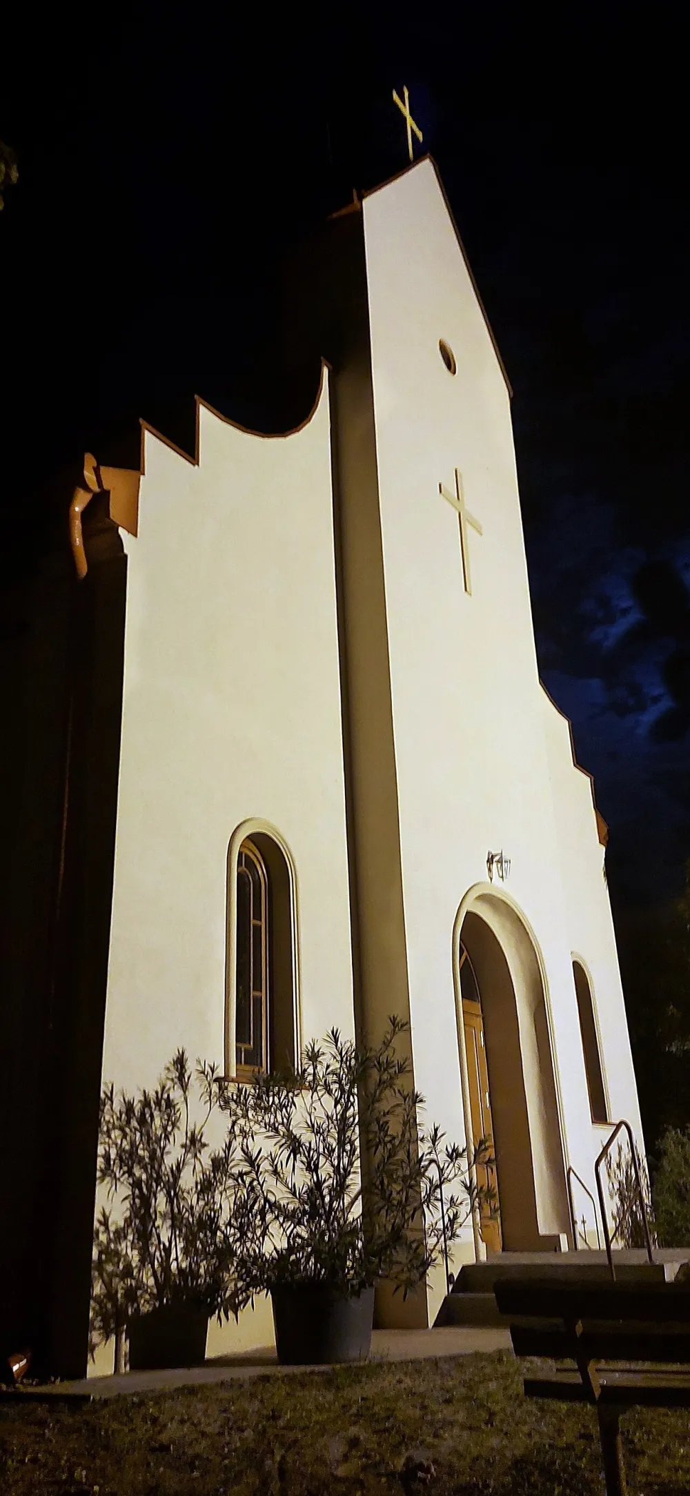 Szent Kereszt-templom, Klárafalva — exterior