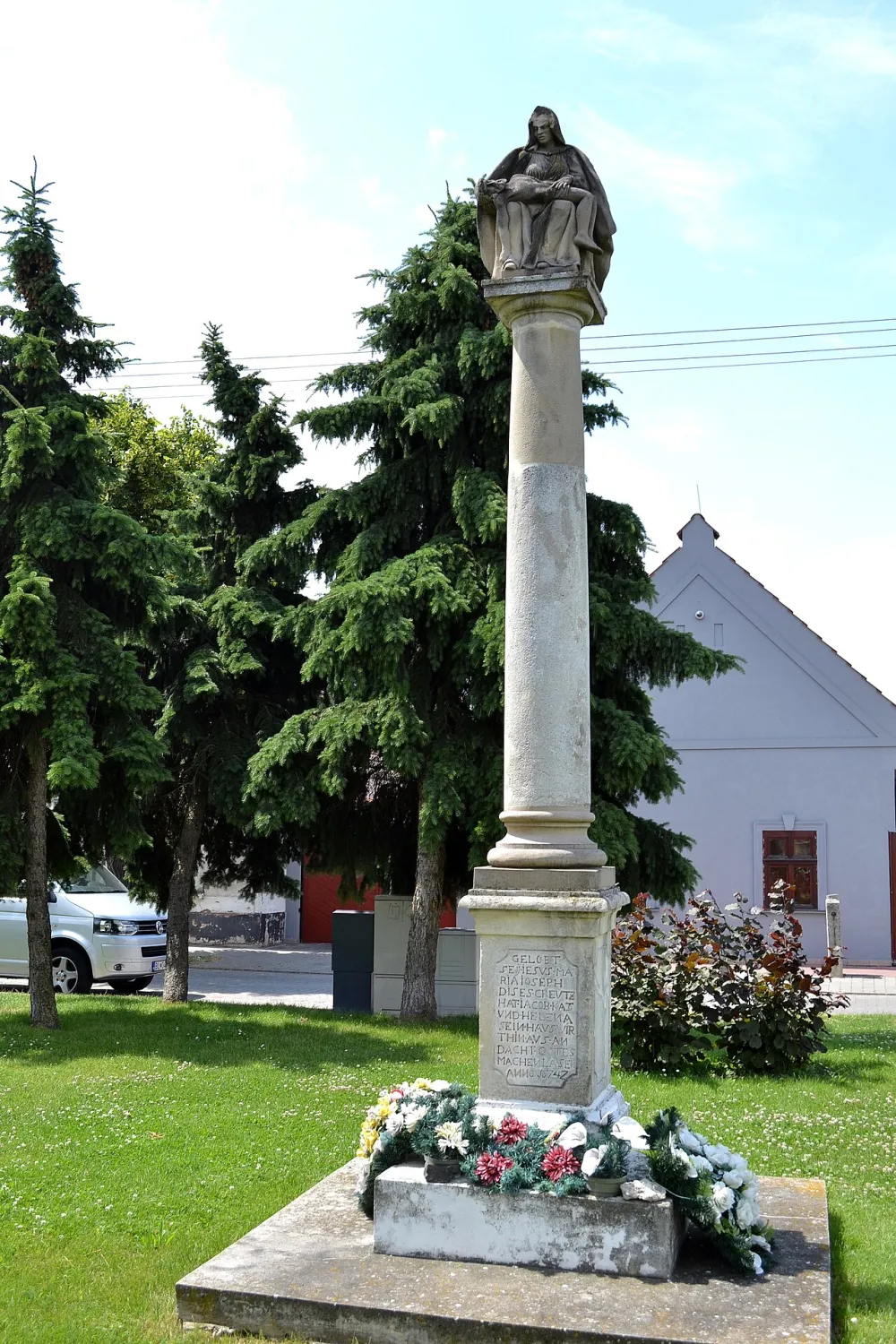 Farský kostol sv. Márie Magdalény (Rusovce), Bratislava — exterior