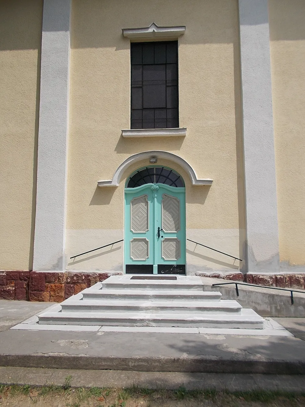 Lisieux-i Szent Teréz Templom, Budapest — exterior